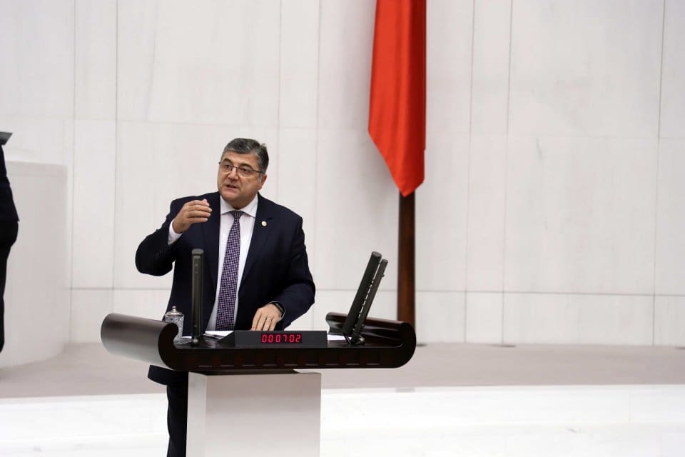 CHP İzmir Milletvekili Kamil Okyay Sındır, Bornova Laka K&ouml;y&uuml;nde mevcut