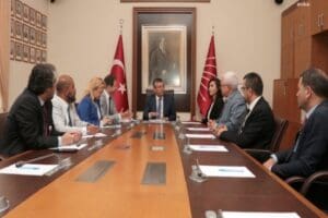 CHP Grup Başkanvekili &Ouml;zg&uuml;r &Ouml;zel, basına ve sosyal medyaya y&ouml;nelik