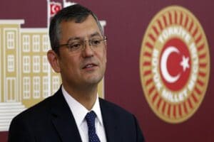 CHP Grup Başkanvekili &Ouml;zg&uuml;r &Ouml;zel, se&ccedil;im barajının MHP'nin oylarındaki erimeye