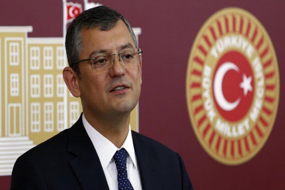 CHP Grup Başkanvekili &Ouml;zg&uuml;r &Ouml;zel, se&ccedil;im barajının MHP'nin oylarındaki erimeye