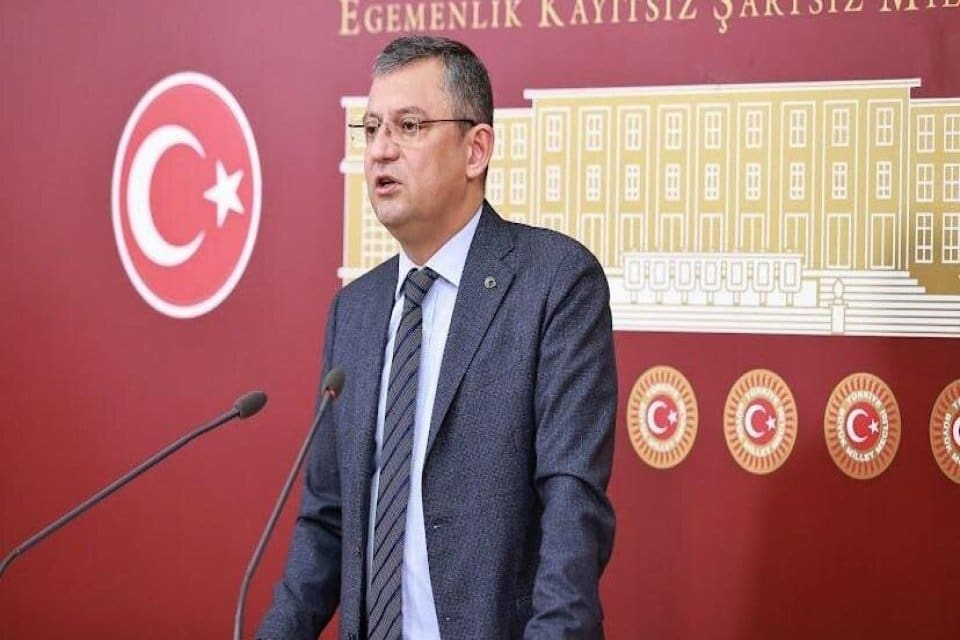 CHP Grup Başkanvekili &Ouml;zg&uuml;r &Ouml;zel, T&uuml;rk Telekom hisselerinin satın alımıyla