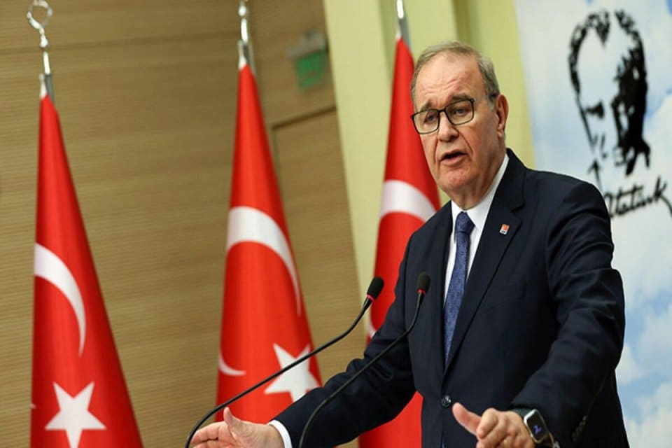 CHP S&ouml;zc&uuml;s&uuml; Faik &Ouml;ztrak ekonominin geldiği noktayı g&ouml;stermek amacıyla 2002