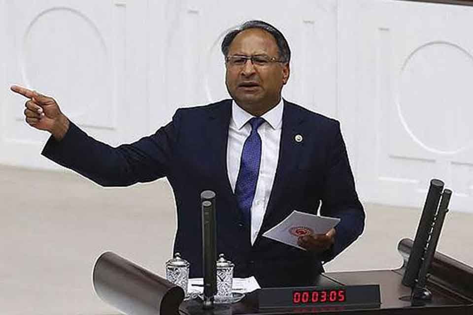Cumhuriyet Halk Partisi'nin (CHP)&nbsp; Roman Milletvekili &Ouml;zcan Pur&ccedil;u, 8 Nisan