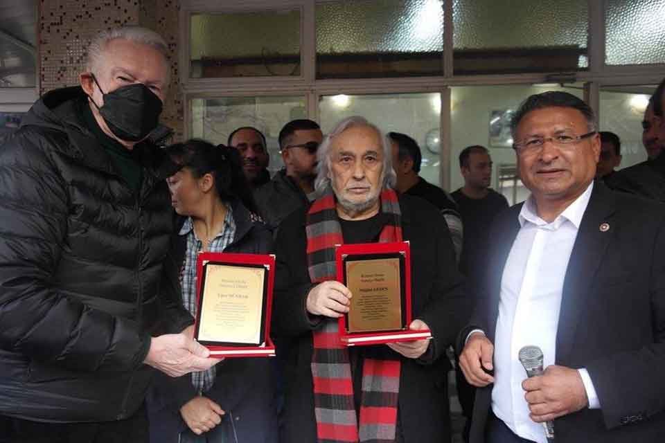 Romanlara yakınlığı ile bilinen usta oyuncu Müjdat Gezen, her zaman