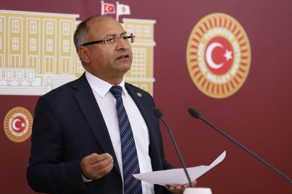 İzmir&rsquo;de &uuml;&ccedil; d&ouml;nem Roman yurttaşları mecliste temsil eden Milletvekili &Ouml;zcan