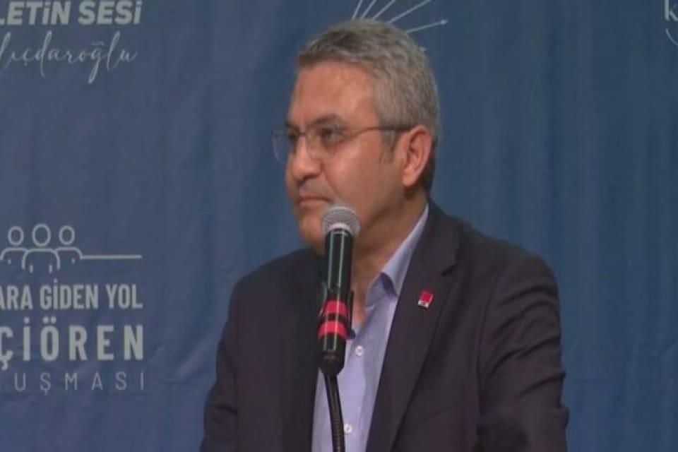 Ankara'nın Ke&ccedil;i&ouml;ren il&ccedil;esinde CHP'ye &uuml;ye olan yurttaşların rozetlerini takan CHP