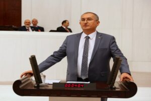 Cumhuriyet Halk Partisi (CHP) İzmir Milletvekili Atila Sertel, asgari ücretle