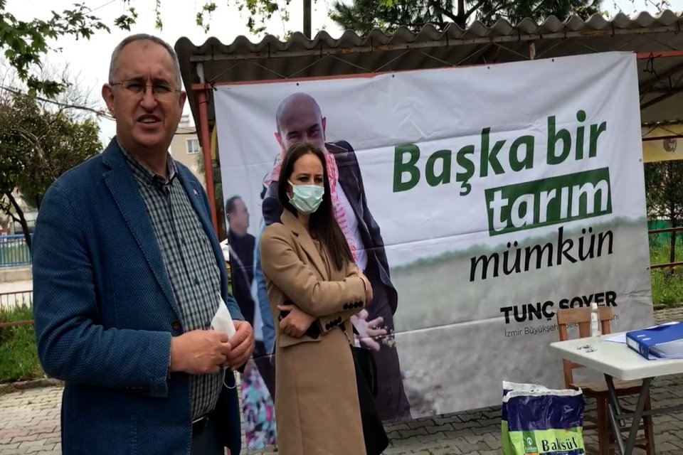CHP İzmir Milletvekili Atila Sertel, b&uuml;y&uuml;kşehir belediyesi tarafından Aliağa'da &uuml;reticilere