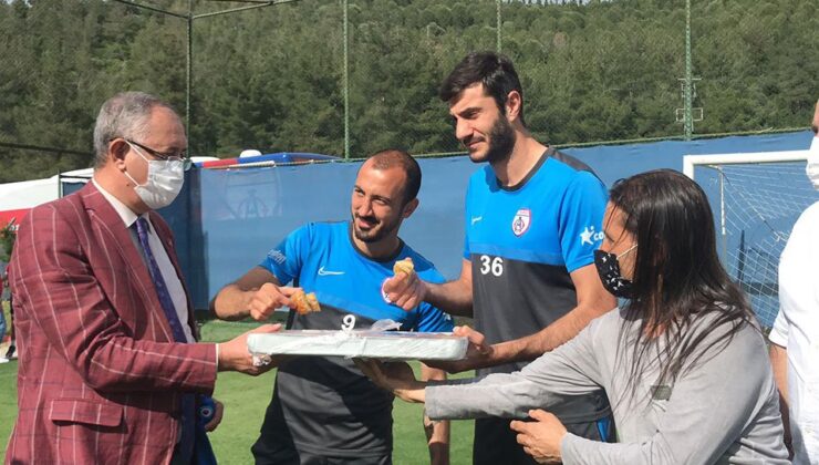 CHP’li Sertel’den play-off öncesi İzmir’in takımlarına moral ziyareti