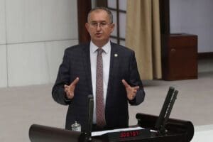 Cumhuriyet Halk Partisi (CHP) İzmir Milletvekili Atila Sertel, liyakatsizliğin h&uuml;k&uuml;m