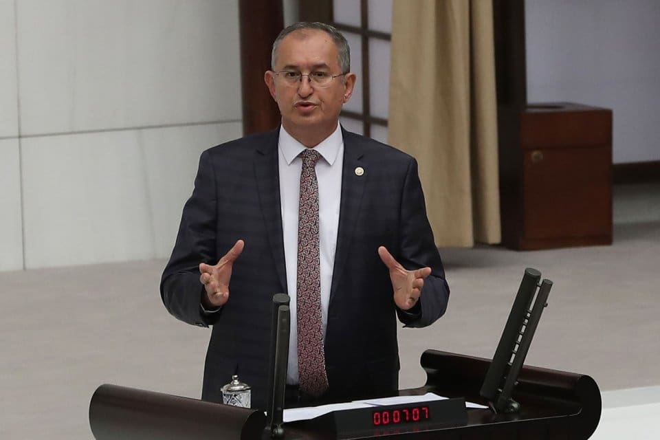 Cumhuriyet Halk Partisi (CHP) İzmir Milletvekili Atila Sertel, liyakatsizliğin h&uuml;k&uuml;m