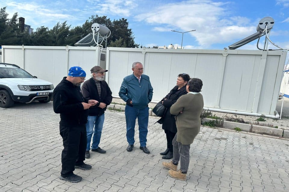 İzmir depremin ardından Bayraklı konteyner kentte yaşayan depremzedeler, 6 Şubat