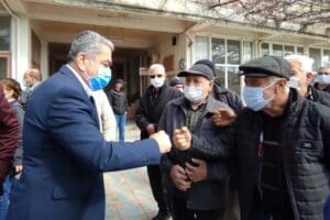 Cumhuriyet Halk Partisi (CHP) İzmir Milletvekili Bedri Serter, Bergama&rsquo;da k&ouml;yl&uuml;lerle