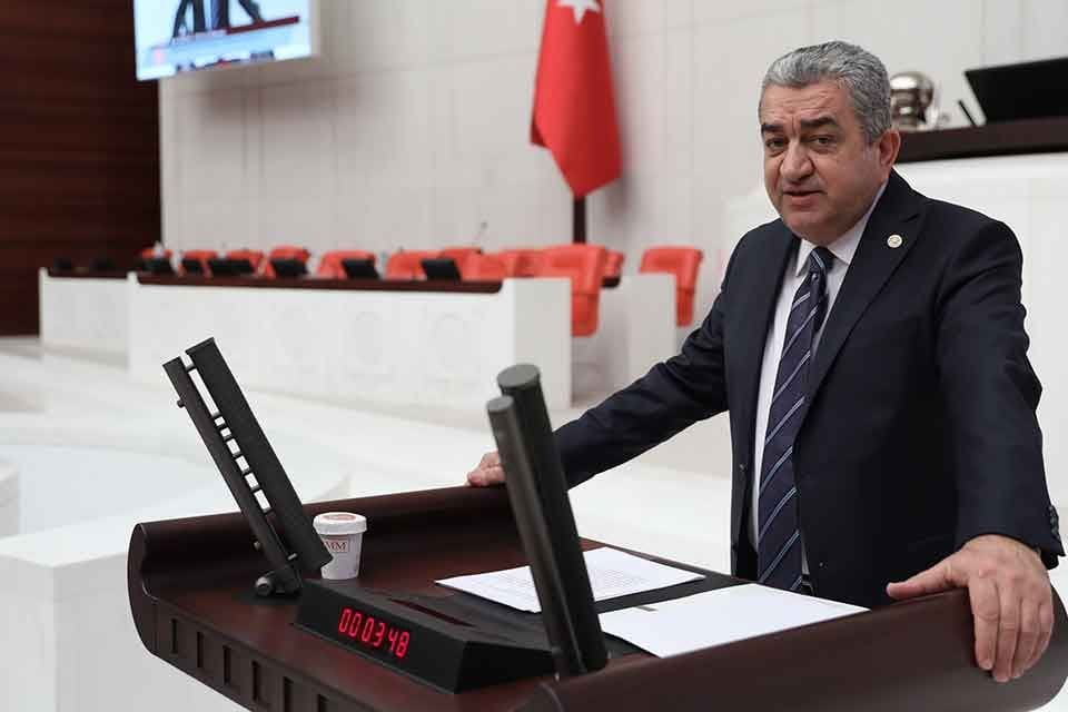 İzmir Milletvekili Bedri Serter TBMM K&uuml;rs&uuml;s&uuml;ne &ccedil;ıkarak İzmir&rsquo;de yanlış yapılan