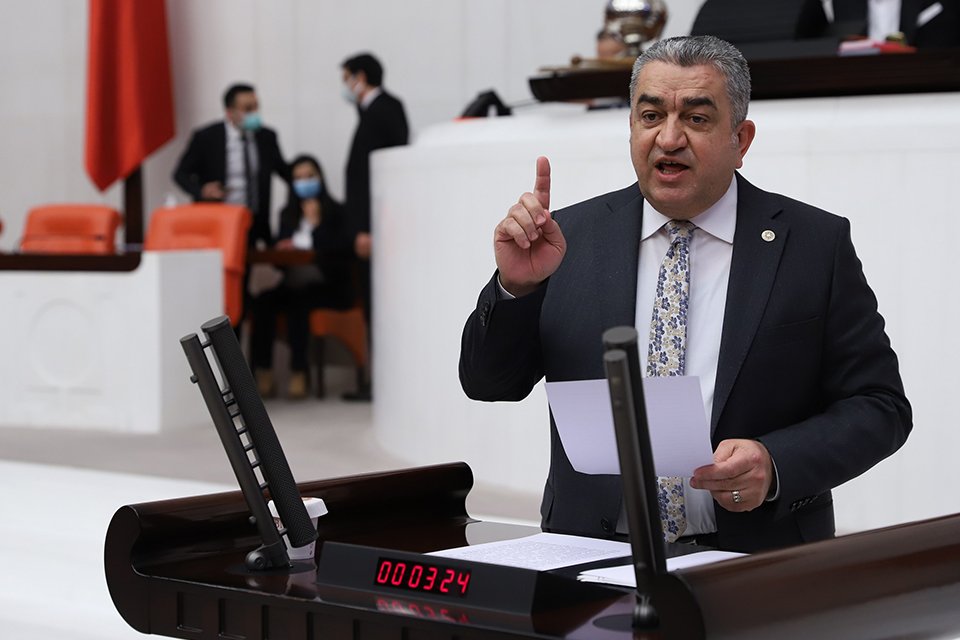 İzmir Milletvekili Bedri Serter, AK&nbsp;Parti&rsquo;nin, kenti unuttuğunu belirterek, yarım bırakılan