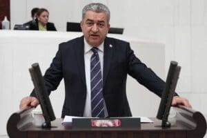 İzmir Milletvekili Bedri Serter, Karşıyaka &Ouml;ğretmenler Lokali&rsquo;nde Atat&uuml;rk tabloları ile