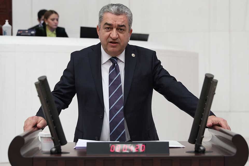 İzmir Milletvekili Bedri Serter, Karşıyaka &Ouml;ğretmenler Lokali&rsquo;nde Atat&uuml;rk tabloları ile