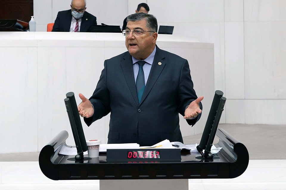 CHP İzmir Milletvekili Kamil Okyay Sındır, milyonlarca öğretmenin beklediği 3600