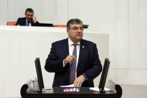 CHP İzmir Milletvekili Prof. Dr. Kamil Okyay Sındır, devlet okullarında