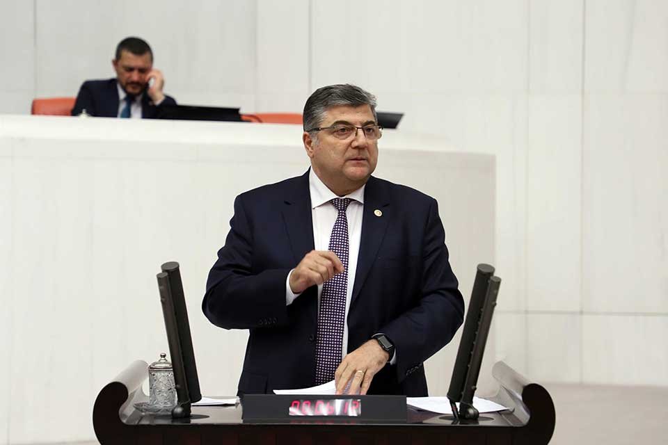 CHP İzmir Milletvekili Prof. Dr. Kamil Okyay Sındır, devlet okullarında