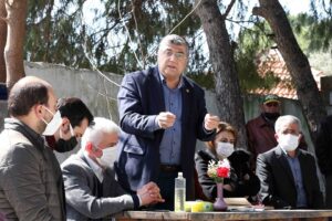 CHP İzmir Milletvekili Kamil Okyay Sındır, Bergama&rsquo;da k&ouml;y muhtarlarıyla birlikte