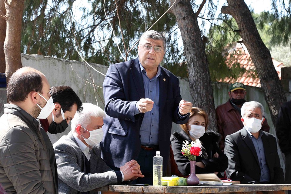 CHP İzmir Milletvekili Kamil Okyay Sındır, Bergama&rsquo;da k&ouml;y muhtarlarıyla birlikte