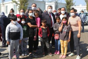 CHP İzmir Milletvekili Kamil Okyay Sındır, İzmir Depremi sonrası depremzedeler