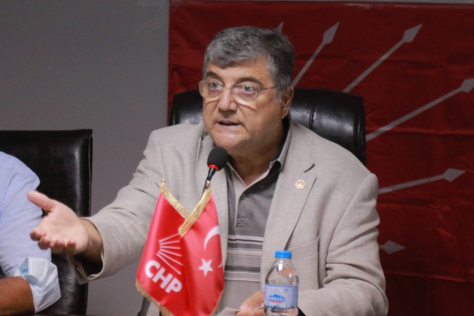 CHP İzmir Milletvekili Kamil Okyay Sındır, Bergama&rsquo;da divan başkanlığını yaptığı