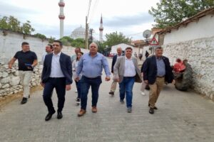 CHP İzmir Milletvekili Kamil Okyay Sındır, Menderes Oto Tamircileri Sitesinde