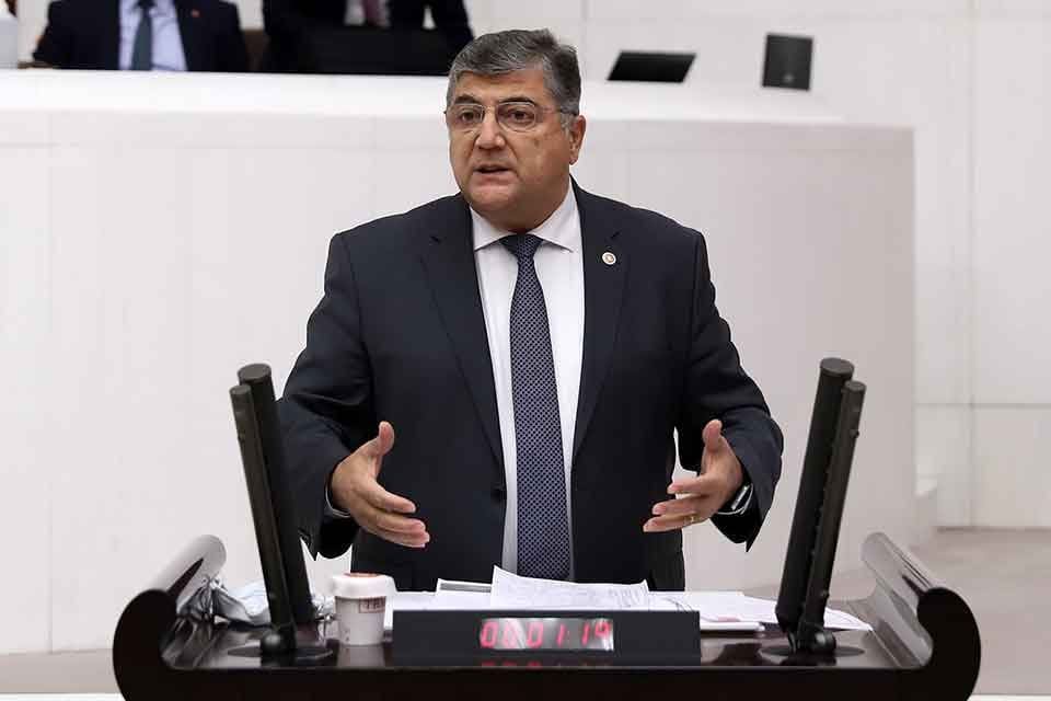 CHP İzmir Milletvekili Kamil Okyay Sındır, Covid-19 pandemisi nedeniyle zor