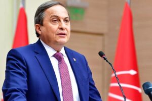 Torbalı'da kıran kırana ge&ccedil;en se&ccedil;im sonrası başkanlık koltuğuna oturmaya hak