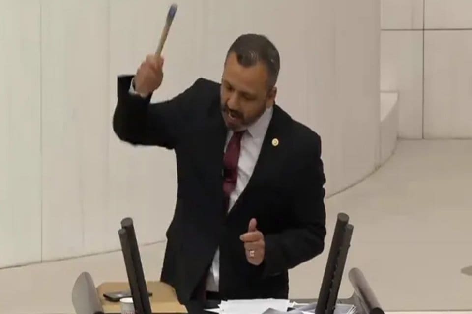 CHP Muğla Milletvekili Burak Erbay, TBMM Genel Kurulu&rsquo;nda 'sans&uuml;r yasası