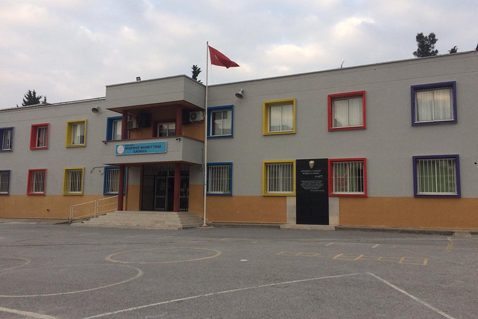 İzmir’in Buca ilçesinde bulunan Kuruçeşme Müşerref Mahmut Tınas İlkokulu’na ait