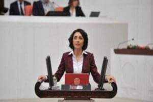 S&ouml;ylediği K&uuml;rt&ccedil;e şarkılarla bilinen şarkıcı Aynur Doğan'ın konserinin AKP'li belediye