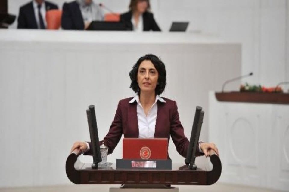S&ouml;ylediği K&uuml;rt&ccedil;e şarkılarla bilinen şarkıcı Aynur Doğan'ın konserinin AKP'li belediye
