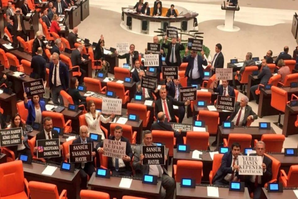 TBMM'de bug&uuml;n sans&uuml;r yasası g&ouml;r&uuml;ş&uuml;lecek. G&ouml;r&uuml;şmelerden &ouml;nce, Meclis&rsquo;te CHP&rsquo;li milletvekilleri