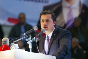 CHP'li Yücel, Menemen Belediyesi Başkanvekili Aydın Pehlivan'ı CHP'li Deniz Karakurt’a