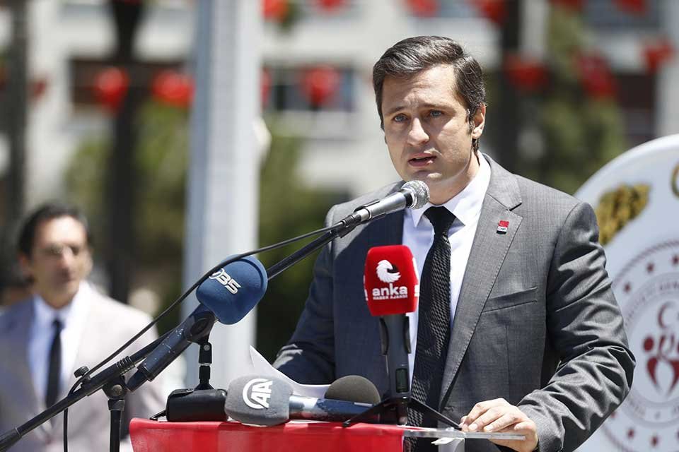 CHP İzmir İl Başkanı Deniz Y&uuml;cel, TBMM eski Başkanı İsmail