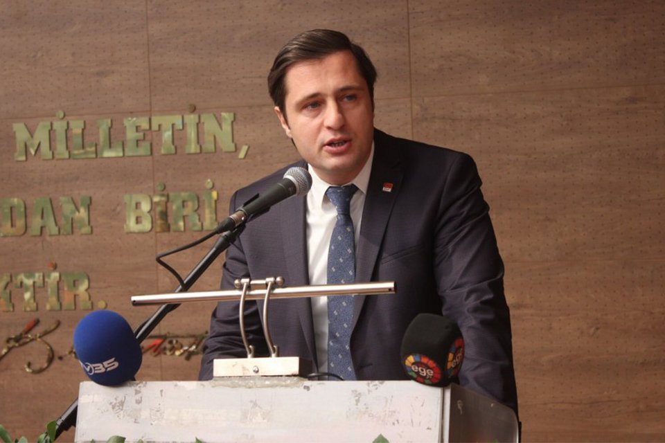 AK Parti'de b&uuml;ro personeli olduğu s&ouml;ylenen&nbsp;K&uuml;rşat Ayvatoğlu uyuşturucu kullanırken &ccedil;ıkan