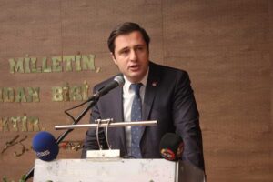 CHP İzmir İl Başkanı Y&uuml;cel'e parti il binasına asılan '128