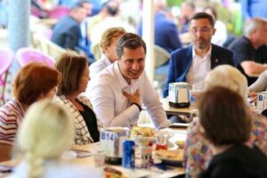 Cumhuriyet Halk Partisi (CHP) İzmir Milletvekili Adayı Deniz Yücel, geri