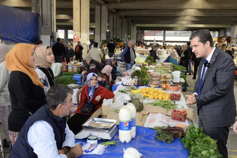 CHP İzmir Milletvekili Adayı Deniz Y&uuml;cel, AK Parti adaylarının saha