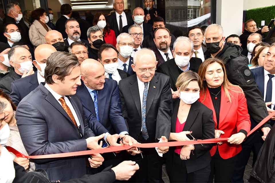 İzmir'e gelen CHP Lideri Kılı&ccedil;daroğlu, partisinin İzmir İl Başkanlığı'nın resmi