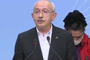 Cumhuriyet Halk Partisi (CHP) Lideri Kemal Kılı&ccedil;daroğlu, ev hanımlarıyla birlikte