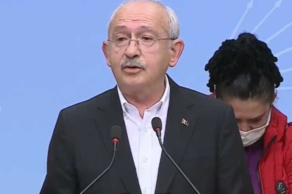 Cumhuriyet Halk Partisi (CHP) Lideri Kemal Kılı&ccedil;daroğlu, ev hanımlarıyla birlikte