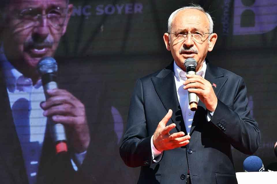 İzmir Büyükşehir Belediyesi’nin ambalaj atıklarını ayrıştırmak için kurulan İzDönüşüm tesisi