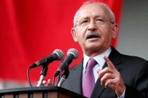 CHP Lideri Kemal Kılı&ccedil;daroğlu İzmir'de&nbsp;Bal&ccedil;ova Belediyesi&rsquo;nin &uuml;niversite kazanan &ouml;ğrencilere bilgisayar