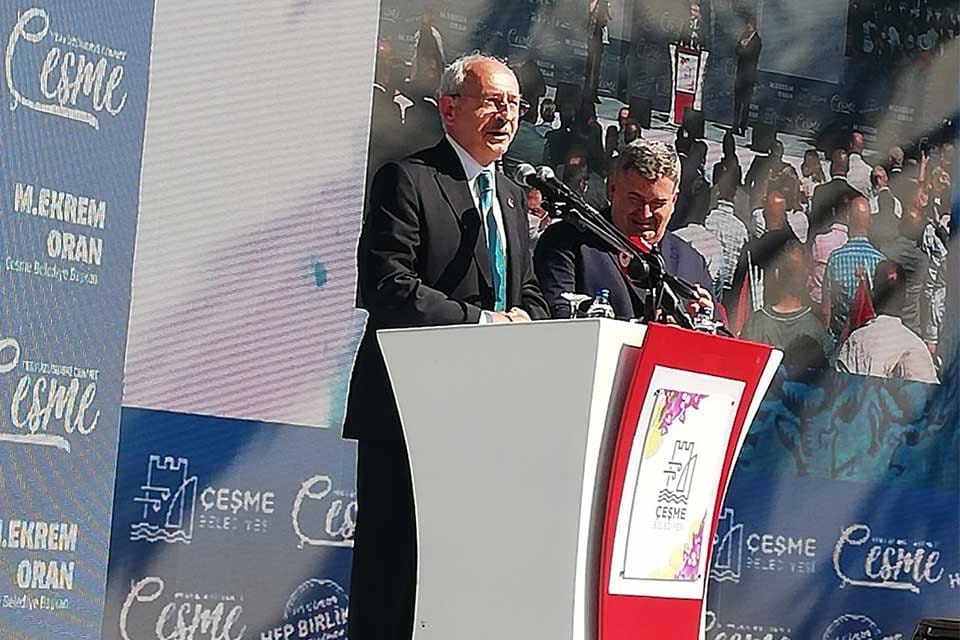 &Ccedil;eşme Meydanı a&ccedil;ılışına katılan ve burada bir konuşma yapan CHP