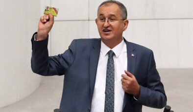 CHP’nin gazeteci vekili Atila Sertel’den basın kartı çıkışı