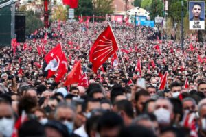 Yıllardır o alanda miting izleyen Mersinli mimar Fehmi Tosun, "Metrekareye